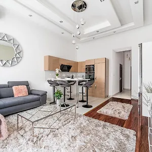 Luxury With Free Garage And Balcony In The Center Apartment